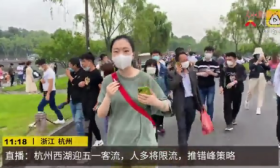 泪崩！高三年级停课回家，学生眼含热泪高喊口号走出校门......