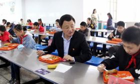 泰州市教育局领导到市盐渎实验学校实地察看午餐供餐情况