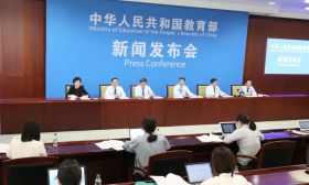 复学后线上线下教育如何衔接？如何防止青少年沉迷网络？现场答问来了