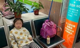 自导自演女儿吐血，谎称老师收6万红包，这位妈妈害人又害己