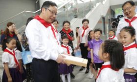 系上红领巾、在足球上签名……徐惠民与伢儿们共度“六一”
