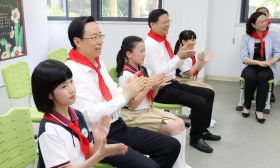 蓝绍敏李亚平与少年儿童共庆“六一”