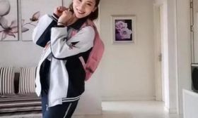 40岁宝妈穿女儿校服走红，古灵精怪青春洋溢：当年肯定是校花