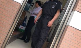 辣眼睛！中学门口女子大跳钢管舞，保安喊都喊不走！竟是为了…