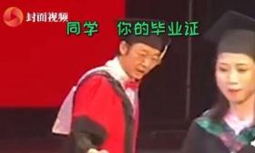 尴尬！女生毕业典礼合影后忘拿毕业证 网友：只是来照个相