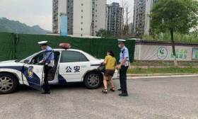 监考老师忘带监考证交警火速救助：当年忘带准考证的孩子长大了