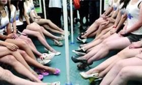 厉害了！女高中生霸气制服咸猪手者，女孩遭遇咸猪就该这么做！