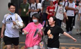 2020年高考首日结束 长沙考生信心满满“冲”出考场