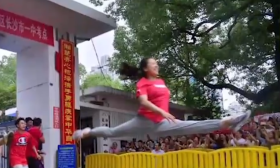 考生冲出考场开心到劈叉，空中一字马亮了！