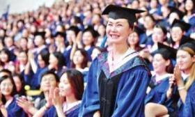 陪女儿考研自己却先考上 56岁“最励志妈妈”又考上了博士