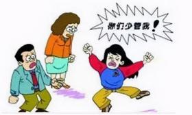 幼儿园熊孩子顽皮被批评，竟扔凳子砸老师！