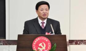 四川知名大学原党委书记，不顾下属劝阻发钱、买60万豪车被降级！