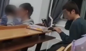 辣眼睛！某高校一对情侣公开课热情拥吻，后桌男同学尴尬摇头苦笑