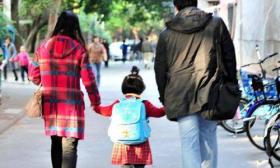 大学教授：接送孩子上下学，毁掉一代人，家长回怼：你家没孩子？