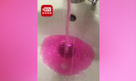 朔州二中家属区自来水变粉红色，校方回应来了