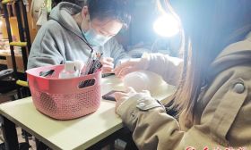 大学生寝室开“微公司”：做美甲、开打印社、跑腿、开小卖部……