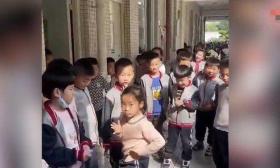 小学女生课间跳舞同桌惊成表情包，老师：同桌整个人都看傻了 20