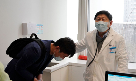 16年前医生自费给穷大学生会诊 他坚持一年挂恩人号只为送上锦旗