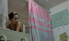 杭州某大学宿舍女生睡觉惊醒，发现身上趴着个人