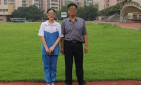 女学生举报数学老师性骚扰：把我带他家，强撩衣服乱摸