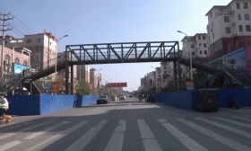 学校回应土豪家长自费校门口建天桥：确有天桥，学生可走可不走