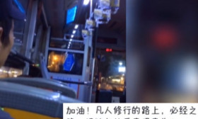 湖南长沙：女生接了一个电话后，公交车上情绪失控，哭得撕心裂肺