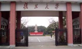 那候在复旦校门口的身影