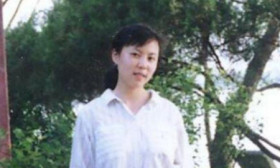 她是清华高材生，因遭同学嫉妒被下毒，如今48岁，智商宛若儿童
