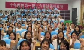 老师送全班学生多啦A梦玩偶缓解高考压力 网友：又是别人家老师