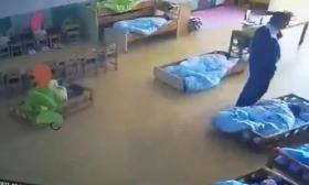 大连多名幼儿身上出现“针眼”，被女幼师所扎，女幼师已被刑拘