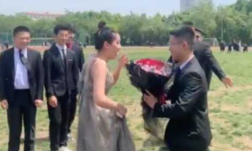 大学生拍毕业照求婚，全班同学穿西装戴墨镜助攻
