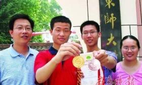 北大老师手拎馒头与矿泉水受访上热搜！教授：我不懂的题目可以问他