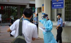 直击广州海珠隔离高考点：有学生穿着防护服入考点