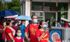组图 | 高考首日 考生意气风发进入考场