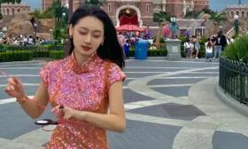 考场内学生奋笔疾书, 考场外变成了秀场