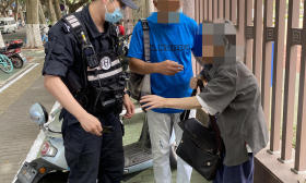 高考考点前耄耋老人迷路，民警热心相助帮她找家人