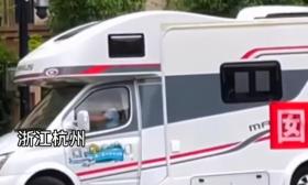 高考生家长开房车陪考，还带一比一偶像立牌应援，网友：神仙父母
