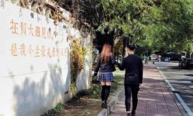 大三女生插足老师婚姻拍视频 原配:你很厉害声音很大