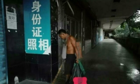 男子不满大学分配，住天桥独自流浪16年，每天还在坚持学英语