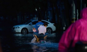 郑州暴雨中地铁站“逆行”救人，见习医生于逸飞被医院直接录用