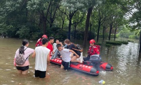 自制沙袋挡雨、蹚水送物资……河南师大学生齐力抗洪抢险