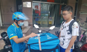 带着清华入学通知书来上海陪父亲送快递！ 闪送说：好好读，你的第一年膏火我们给了