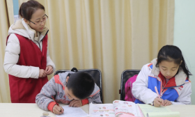 辅导班被明令禁止后, 拼妈时代正式到来, 女教师更吃香了
