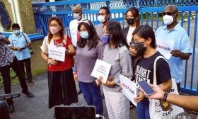 男老师上课拿强奸开玩笑，女生吐槽几句却被他起诉，警方也要传唤她？!