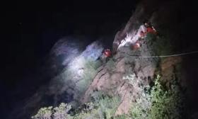 两学生进山游玩被困山顶 消防连夜攀崖营救