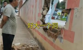 驾校学员将训练车穿墙而过飞出数米远，教练看了腿软