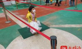 幼儿园萌娃开学很激动 有小朋友6点多就敲门要入园