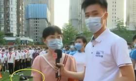 开学典礼上学生晕倒30秒竟无人扶？教育局回应，网友：幸好没事！