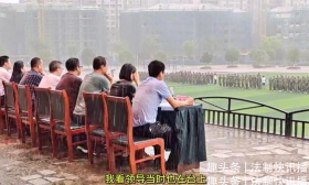 学生操场上冒雨军训，校领导坚持淋雨陪同惹争议：家长很赞同