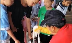 湖南一小学回应食堂员工手抓米粉给学生吃：已解聘